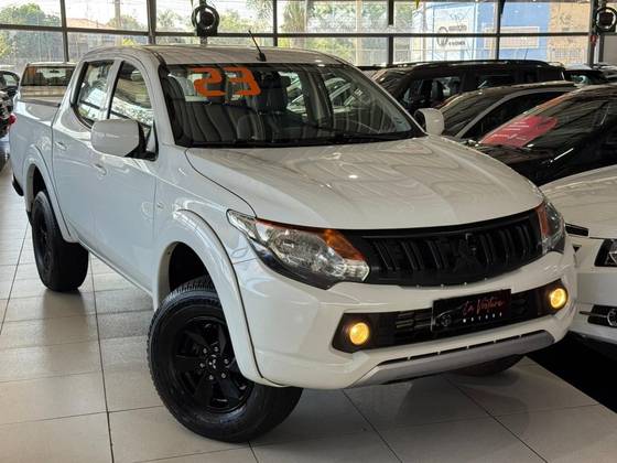 MITSUBISHI L200 TRITON 2.4 16V TURBO DIESEL GL CD 4X4 MANUAL MITSUBISHI L200 TRITON 2.4 16V TURBO DIESEL GL CD 4X4 MANUAL